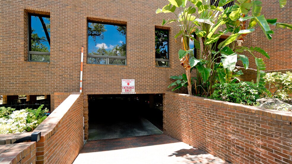 More Photos Of 2033 Wood St, Sarasota Medical For Lease