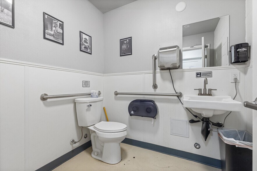 More Photos Of 1330 NE Highway 101, Lincoln City Restaurant For Sale