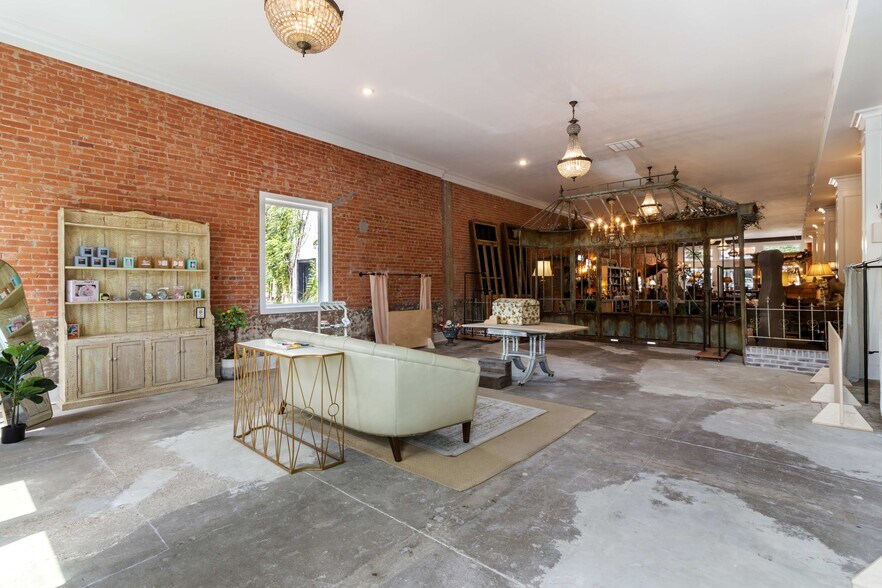 More Photos Of 205 S Main St, Bryan Storefront For Lease