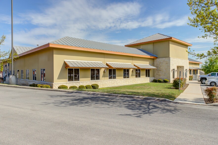 More Photos Of 9410 Dugas Dr, San Antonio Medical For Lease