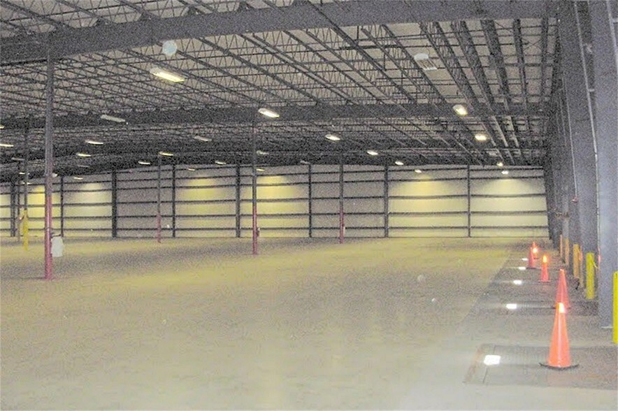 More Photos Of 13037 Distribution Blvd, Lake Placid Distribution For Lease