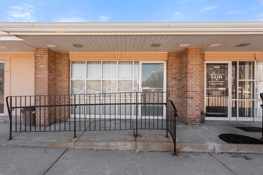 More Photos Of 961-971 Oakwood Dr, Rochester Medical For Lease