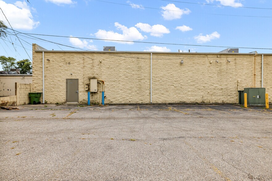 More Photos Of 10840-10850 W 9 Mile Rd, Oak Park Freestanding For Lease