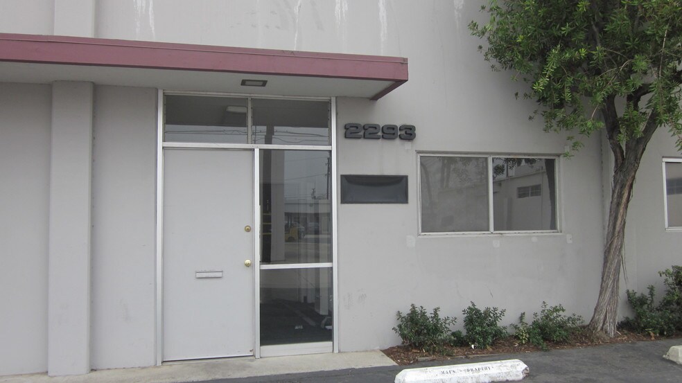More Photos Of 2277-2295 1/2 S Grand Ave, Santa Ana Warehouse For Lease