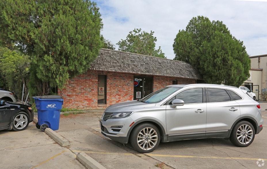 More Photos Of 208 E Main St, Tomball Freestanding For Sale
