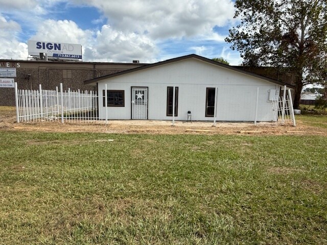 More Photos Of 2531 S Bypass 35, Alvin Freestanding For Lease