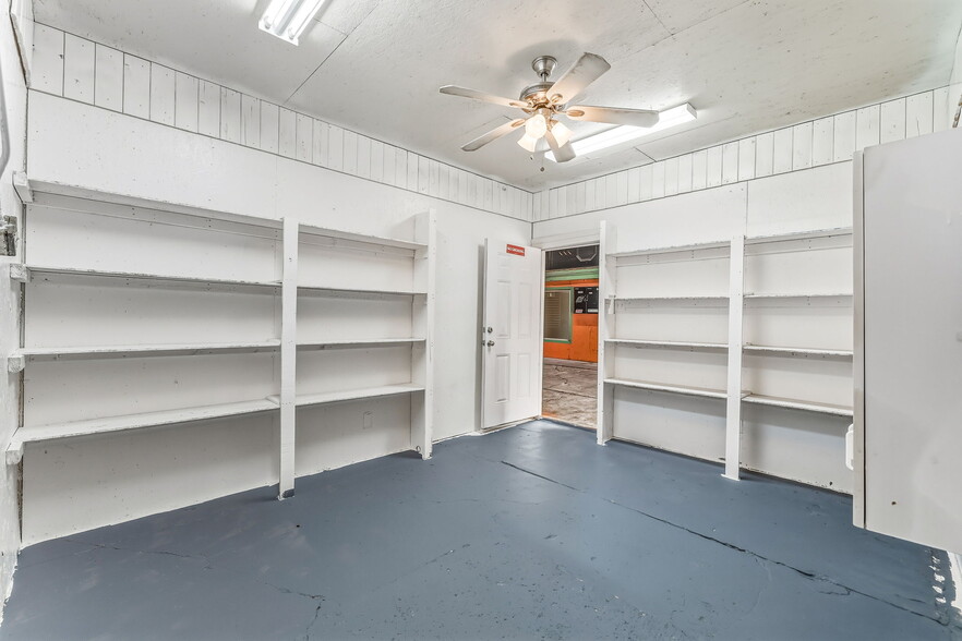 More Photos Of 26 W Washington Dr, San Angelo Warehouse For Sale