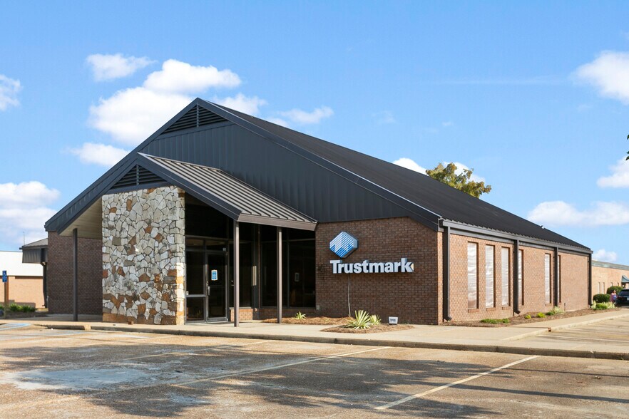 More Photos Of 101 Office Park Dr, Brandon Bank For Lease