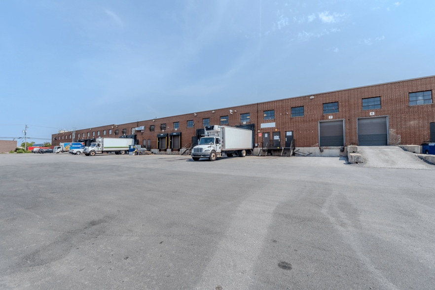 More Photos Of 295-455 Deslauriers Rue, Saint-Laurent Warehouse For Lease