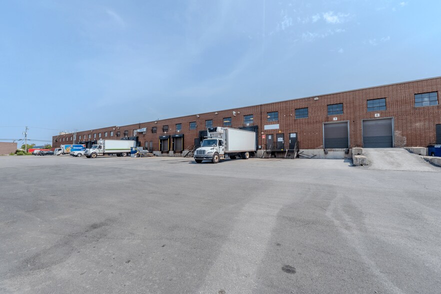 More Photos Of 375-455 Deslauriers Rue, Saint-Laurent Warehouse For Lease
