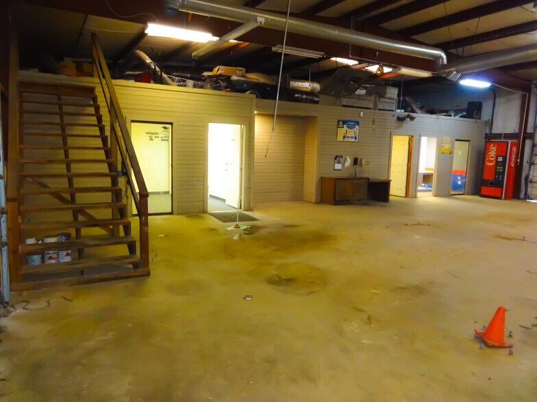 More Photos Of 801 W Broadway St, Big Sandy Light Distribution For Sale