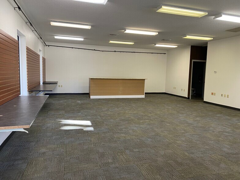 More Photos Of 208 S US-27 Hwy, Lady Lake General Retail For Lease