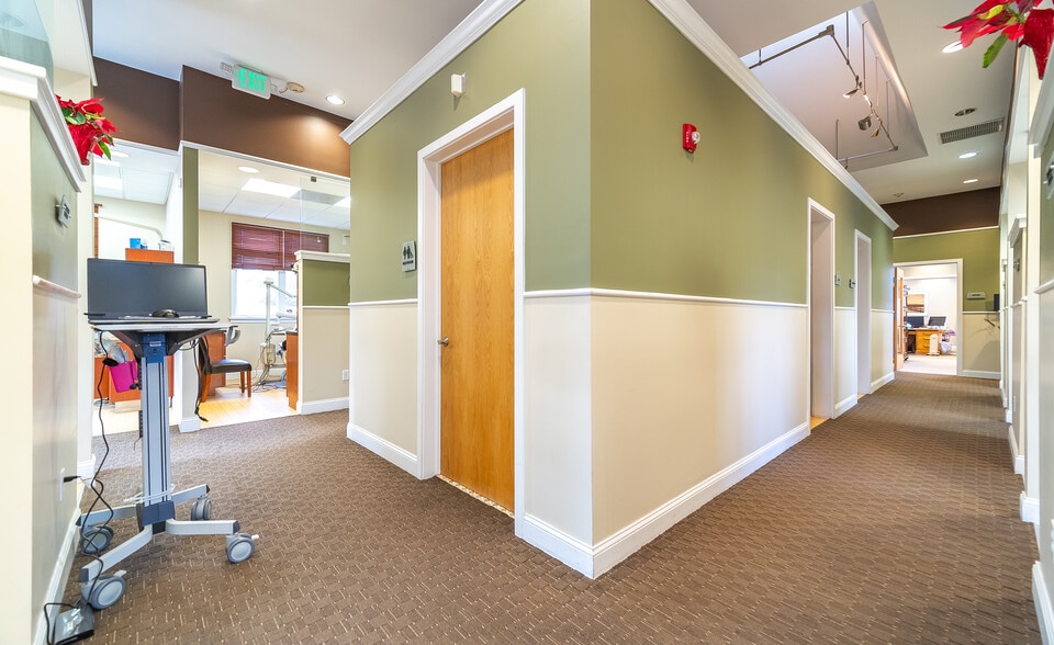 More Photos Of 30 Country Squire Dr, Cromwell Medical For Sale