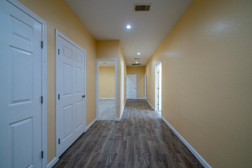 More Photos Of 6424 Queenston Blvd, Houston Light Distribution For Sale