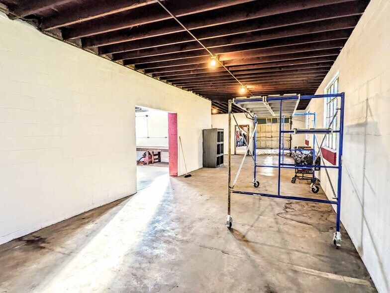 More Photos Of 2706 W 11th St, Little Rock Light Manufacturing For Sale