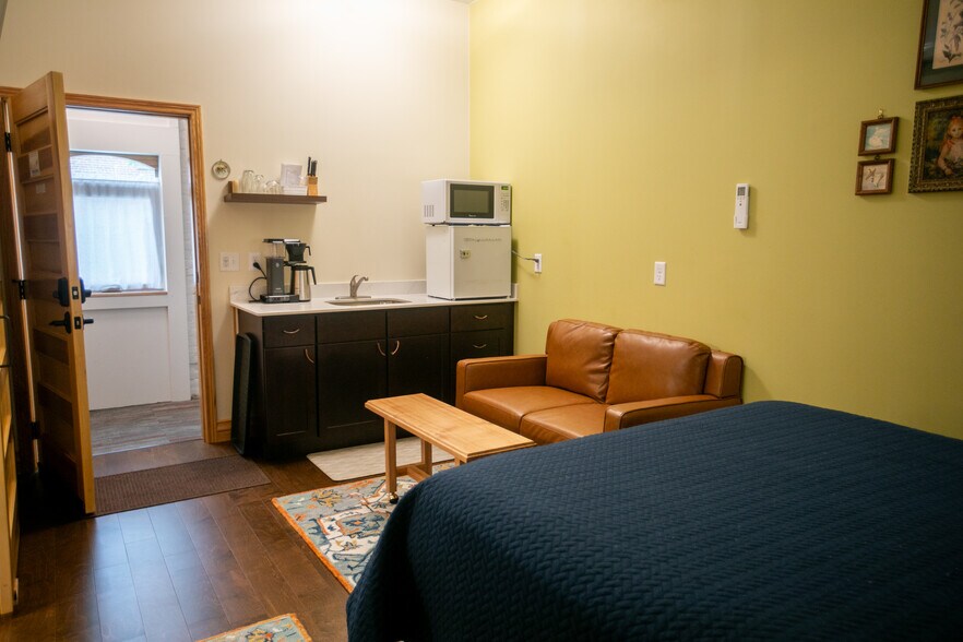 More Photos Of 201 N Main St, Elkader Flex For Sale