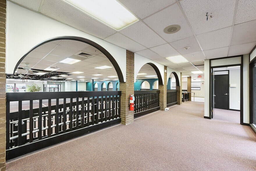 More Photos Of 4749 Baum Blvd, Pittsburgh Showroom For Lease