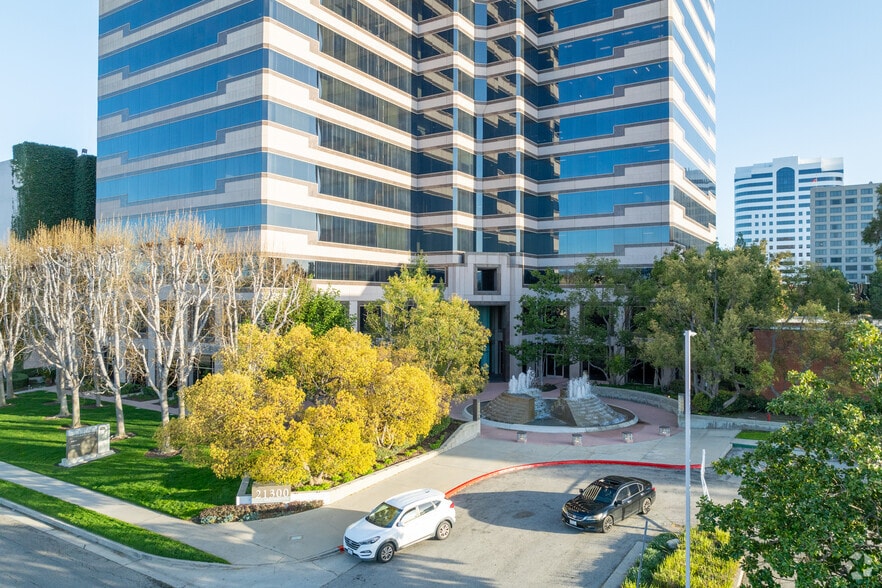 More Photos Of 21300 Victory Blvd, Woodland Hills Office For Lease
