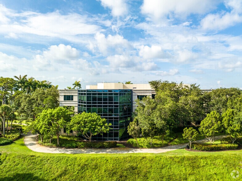 More Photos Of 800 Fairway Dr, Deerfield Beach Office Residential For Lease