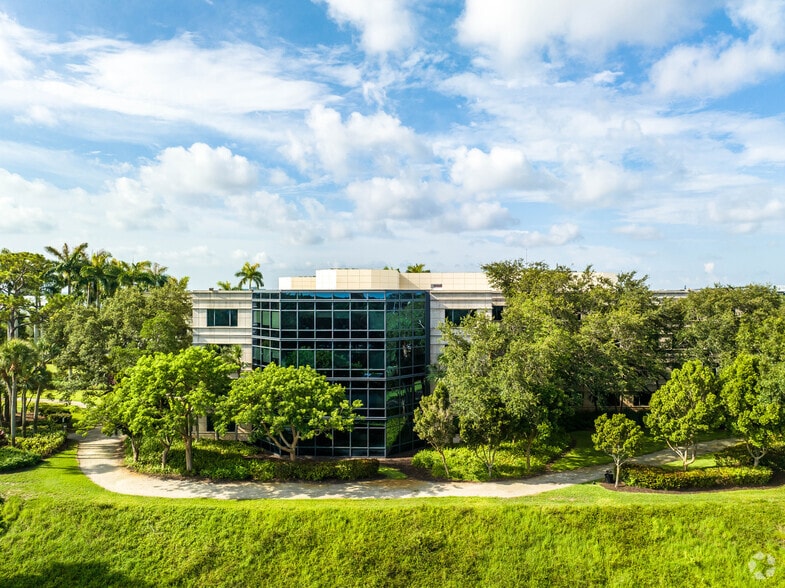 More Photos Of 800 Fairway Dr, Deerfield Beach Office Residential For Lease