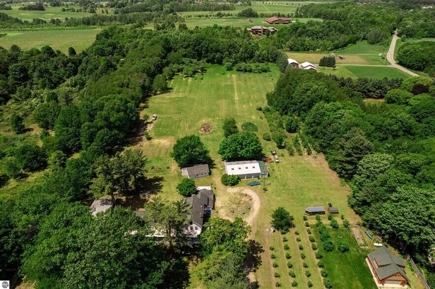 More Photos Of 18599 Mission Rd, Traverse City Hotel For Sale