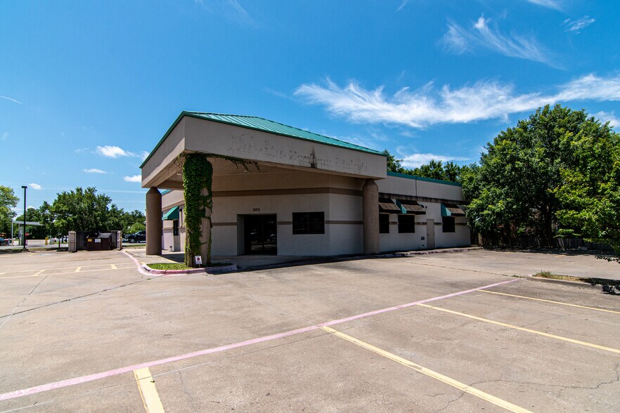 More Photos Of 201 W 5th St, Bonham Medical For Lease