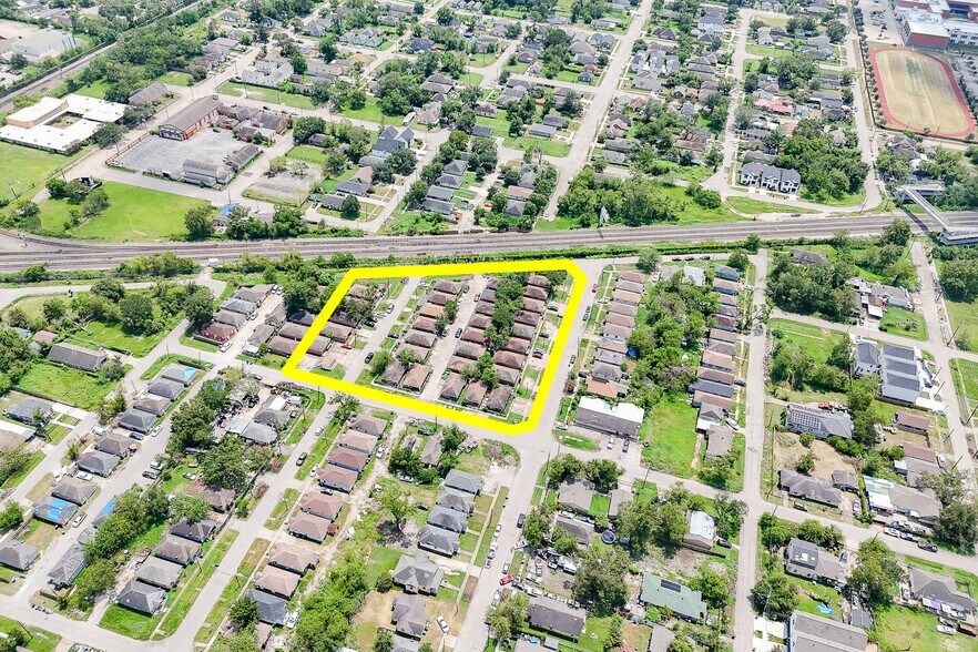 More Photos Of 2101 Hutton St, Houston Apartments For Sale