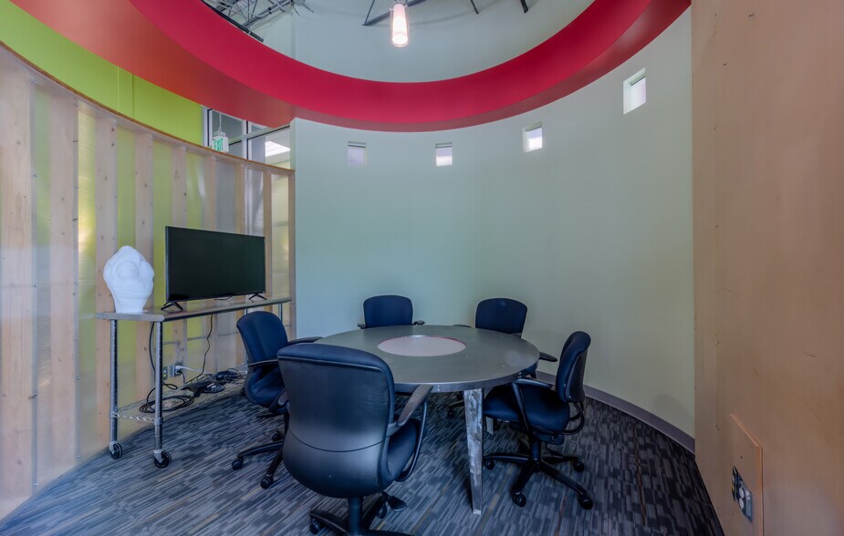 More Photos Of 2011 Cherry St, Louisville Light Manufacturing For Lease