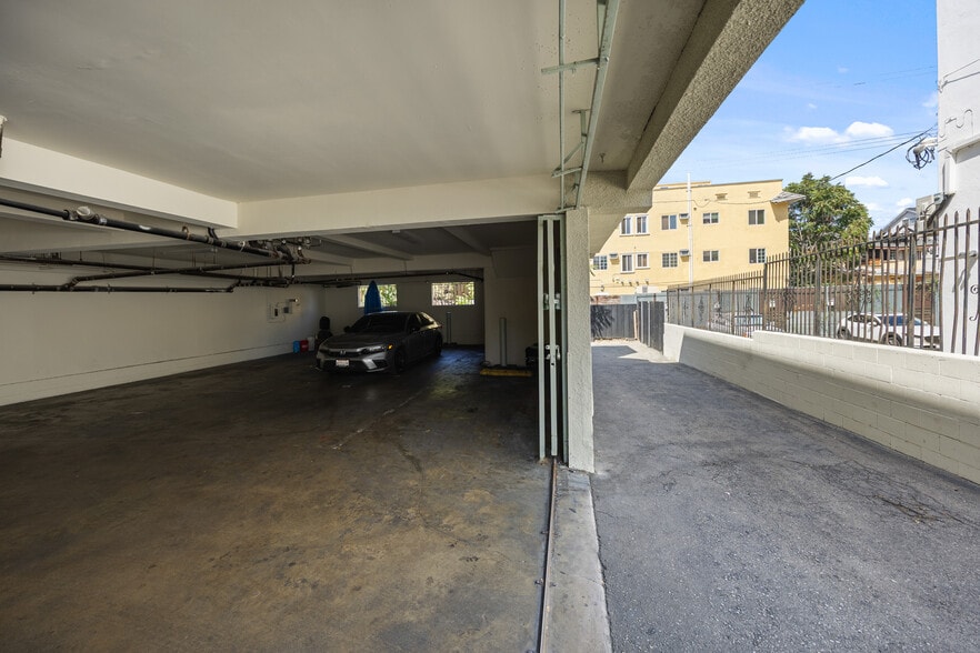More Photos Of 2763 San Marino St, Los Angeles Apartments For Sale