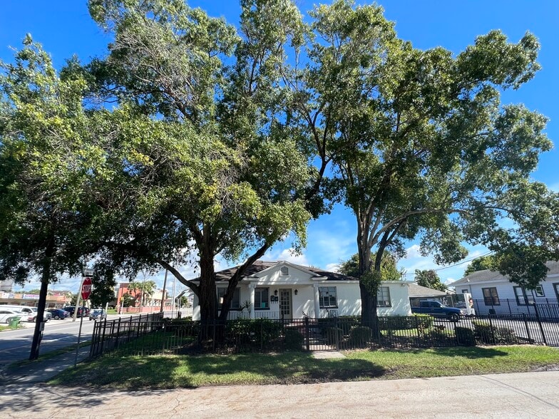 More Photos Of 2323 W Aileen St, Tampa General Retail For Lease