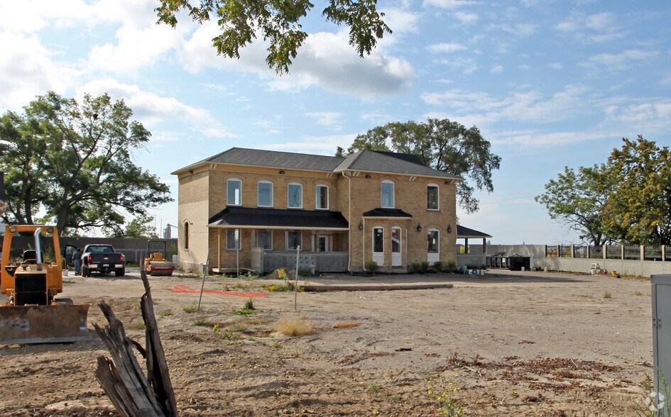 More Photos Of 1601 Hopkins St, Whitby Office For Lease