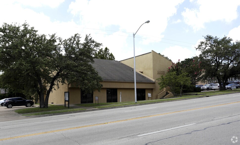 More Photos Of 6800 Brentwood Stair Rd, Fort Worth Office For Sale