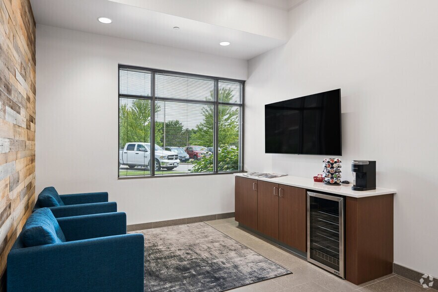 More Photos Of N19W23993 Ridgeview Pky, Waukesha Office For Sale
