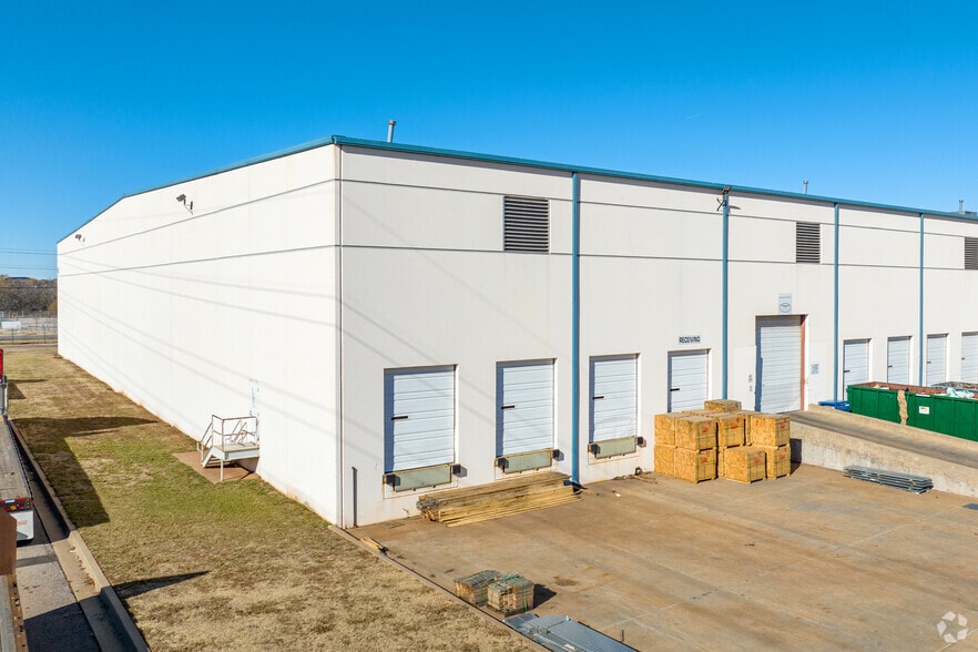 More Photos Of 600 N Sara Rd, Yukon Warehouse For Lease