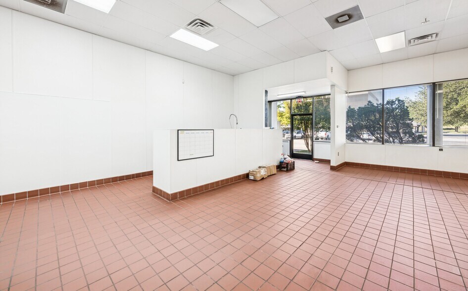 More Photos Of 15026-15080 Beltway Dr, Addison Light Manufacturing For Lease