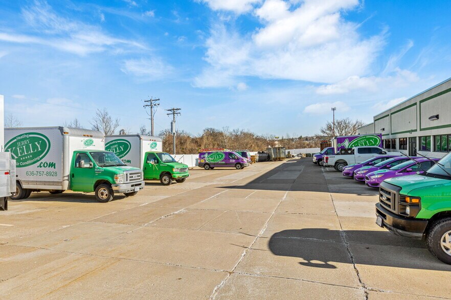 More Photos Of 4631 N Saint Peters Parkway, Saint Charles Flex For Sale