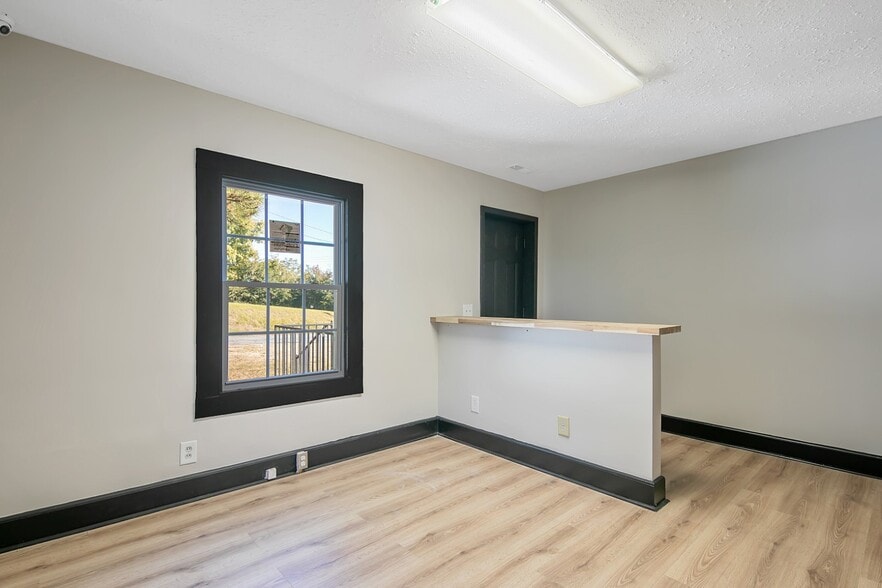 More Photos Of 1500 Gillespie St, Fayetteville Office For Sale