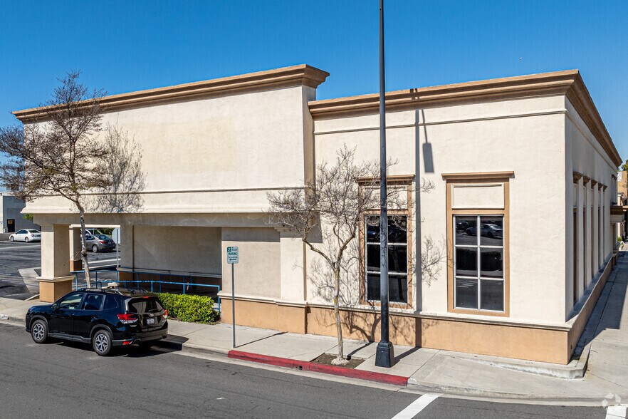 More Photos Of 11101 La Reina Ave, Downey Bank For Lease