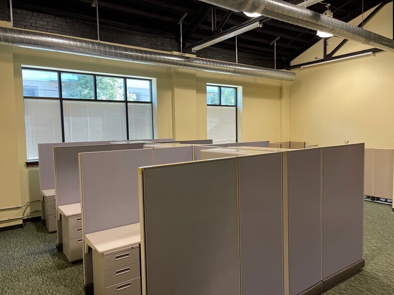 More Photos Of 201 W Morehead St, Charlotte Office For Sale