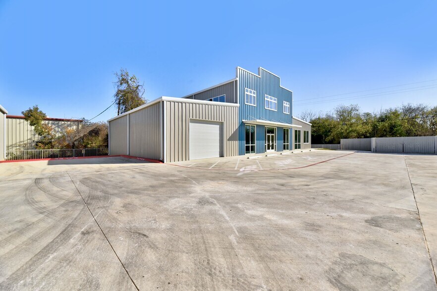 More Photos Of 11215 Conroy Ln, Austin Showroom For Lease