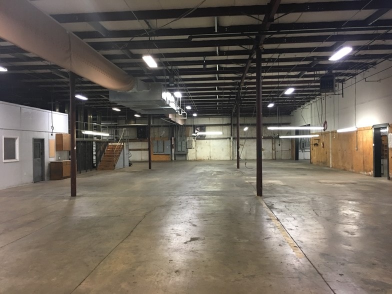 More Photos Of 380 Commerce Blvd, Athens Warehouse For Lease