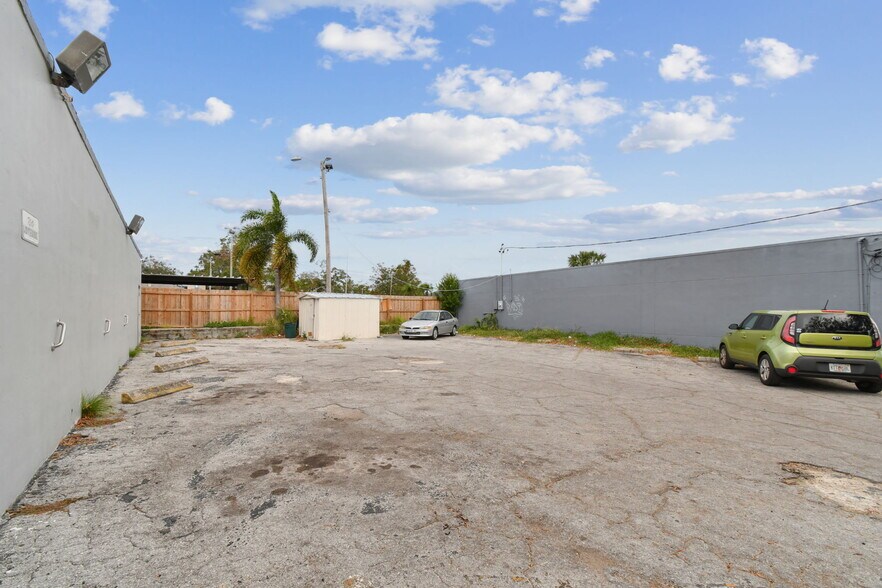 More Photos Of 1212 Rogers St, Clearwater Bar For Sale