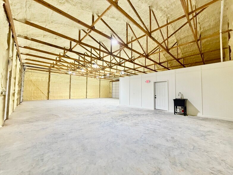 More Photos Of 1030 Moccasin ave, Tahlequah Flex For Lease
