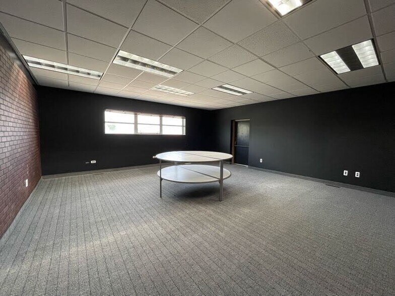 More Photos Of 25315 Kean St, Dearborn Light Distribution For Lease