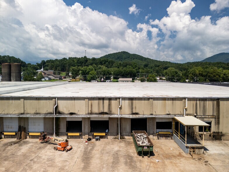 More Photos Of 144 Water st, Old Fort Warehouse For Lease