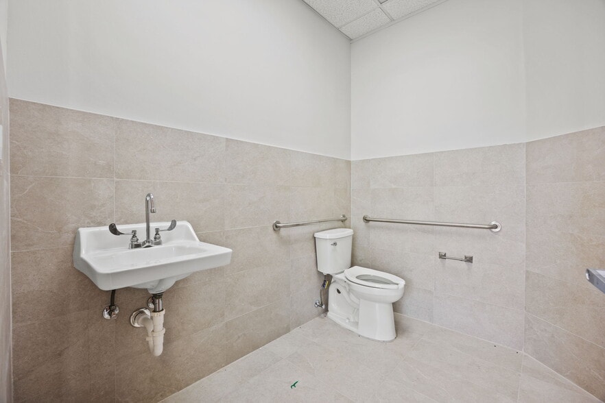 More Photos Of 2710 Western Center Blvd, Fort Worth Medical For Sale