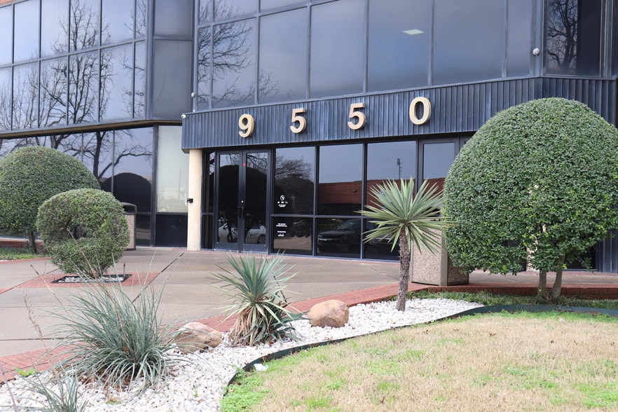 More Photos Of 9550 Skillman St, Dallas Office For Sale