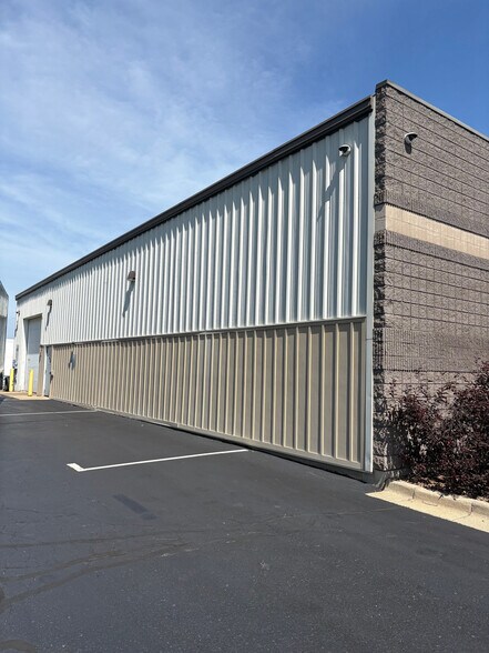 More Photos Of 2360 Oak Industrial Dr NE, Grand Rapids Flex For Sale