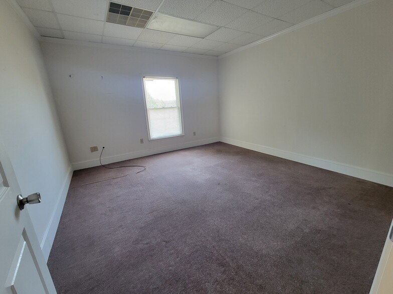 More Photos Of 115 Sycamore Dr, Athens Office For Sale
