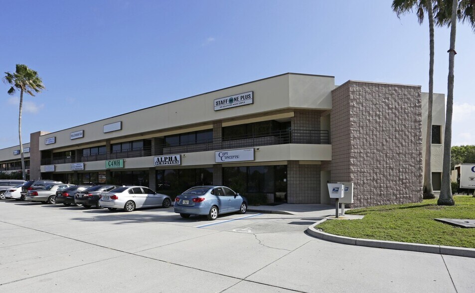More Photos Of 367 Interstate Blvd, Sarasota Showroom For Lease